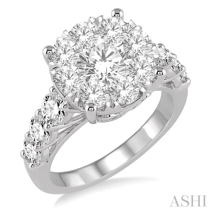 ROUND SHAPE LOVEBRIGHT ESSENTIAL DIAMOND ENGAGEMENT RING