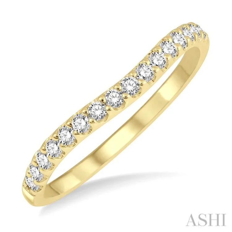 1/4 ctw Arched Center Round Cut Diamond Wedding Band in 14K Yellow Gold