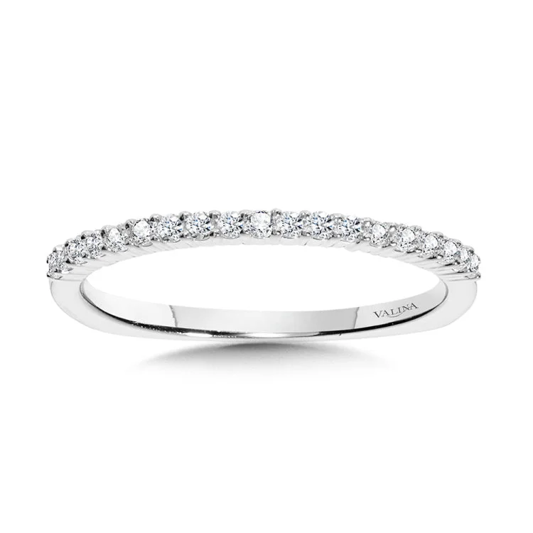 This true-fit matching wedding band is as perfect of a match for its engagement ring as you are for the one you love.