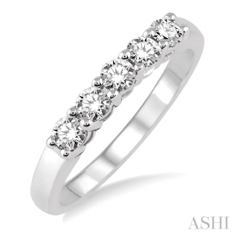 1/2 Ctw Round Cut Diamond Wedding Band in 14K White Gold