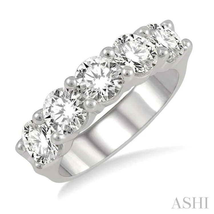 2 1/2 ctw 5 Stone Round Cut Diamond Wedding Band in 14K White Gold