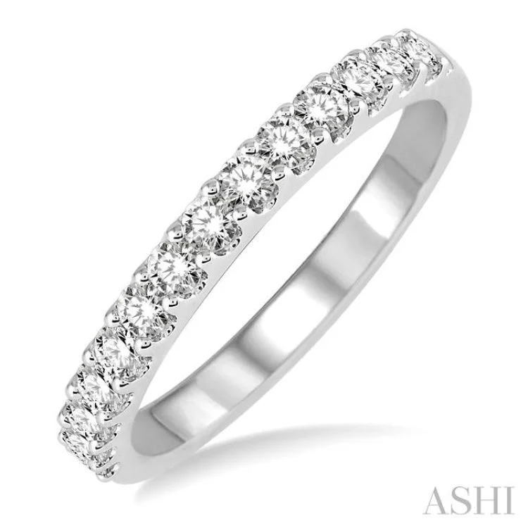 1/2 Ctw Round Cut Diamond Wedding Band in 14K White Gold